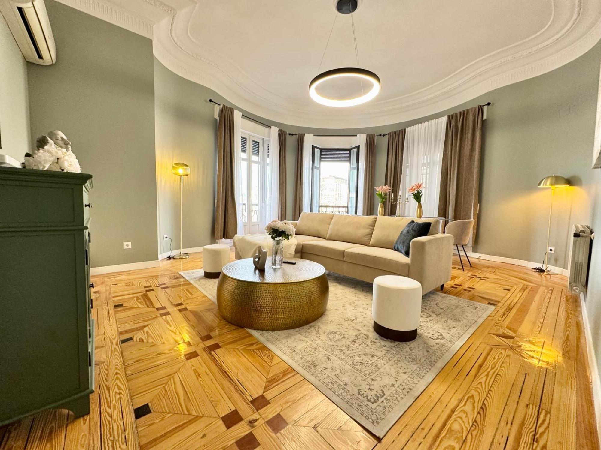 Elegance And Comfort In Apartamento Madrid